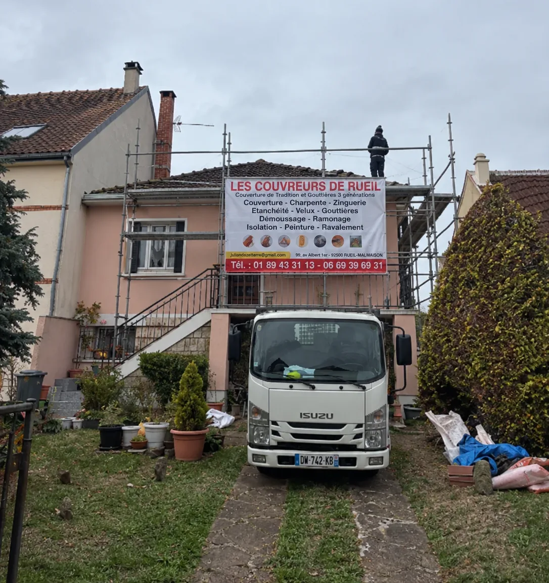 Chantier des Couvreurs de Rueil à Rueil-Malmaison : échafaudage, bâche de l’entreprise et camion