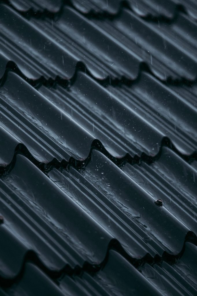 Tuiles de toiture sous la pluie